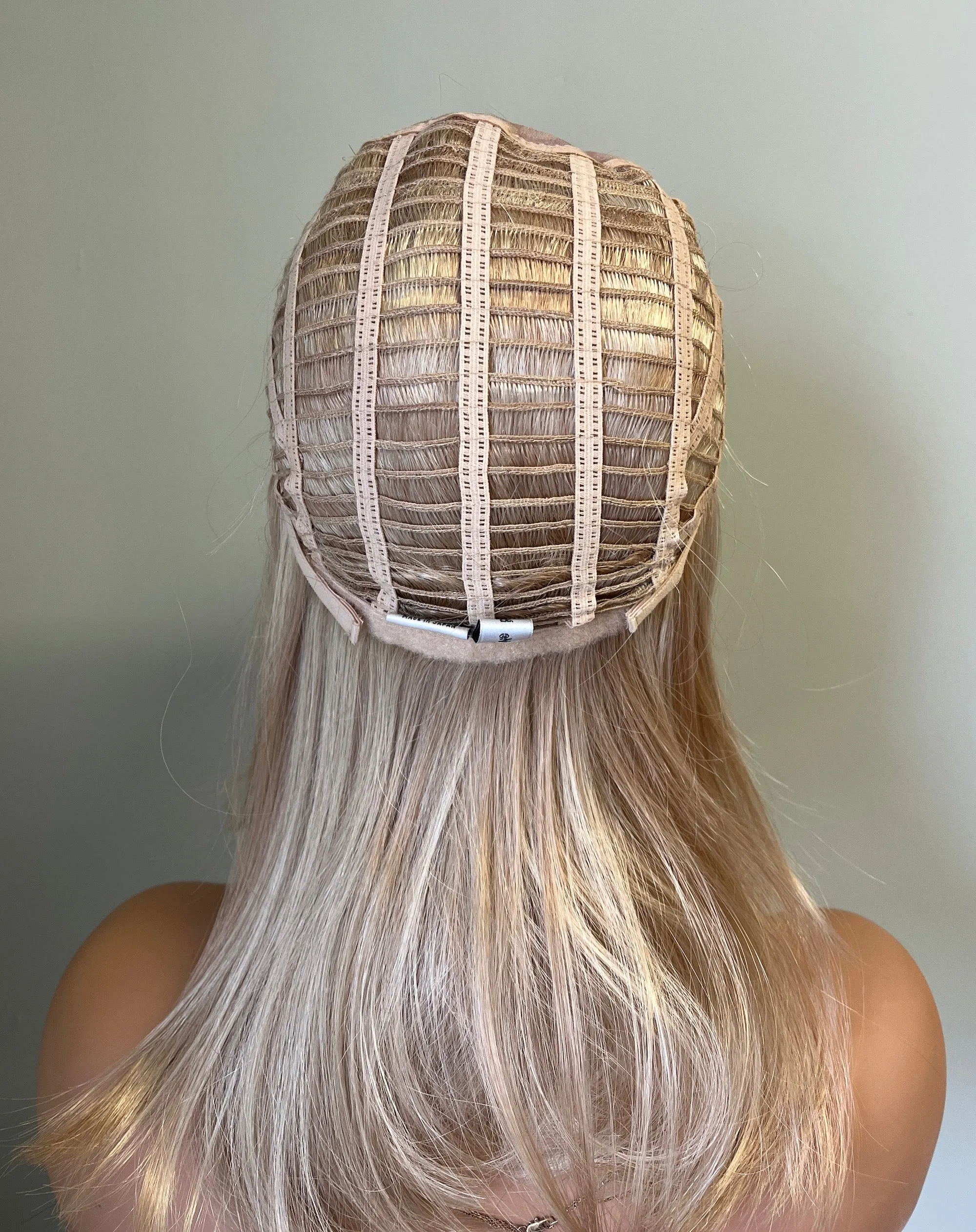Preloved, Revlon Wigs, Ellie wig | Synthetic fibre | Golden Glaze | Average cap | 17″ length