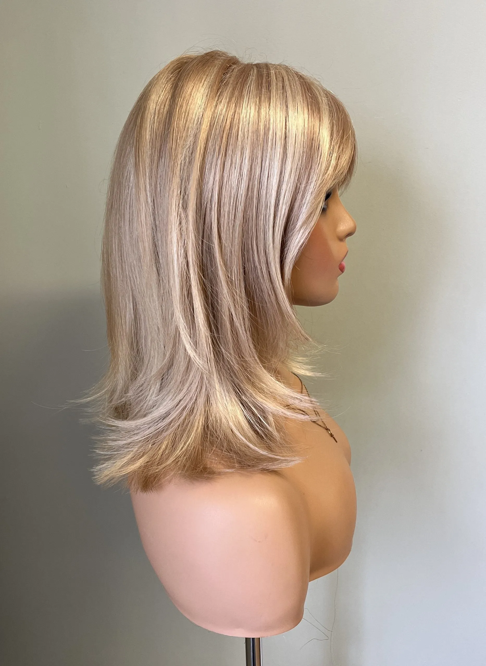 Preloved, Revlon Wigs, Ellie wig | Synthetic fibre | Golden Glaze | Average cap | 17″ length