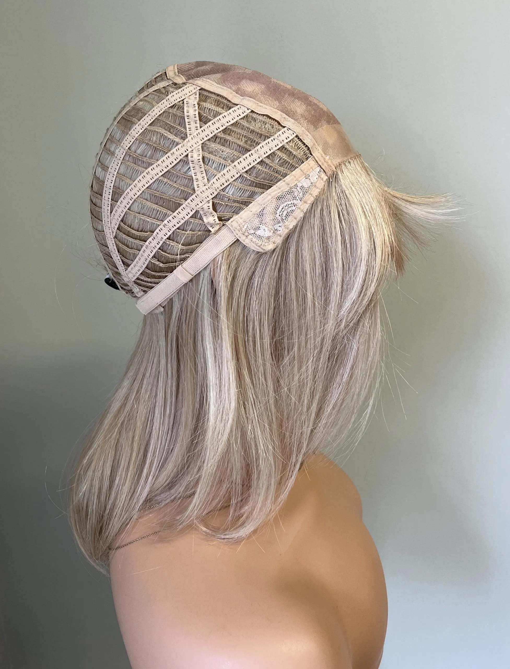 Preloved, Revlon Wigs, Ellie wig | Synthetic fibre | Golden Glaze | Average cap | 17″ length