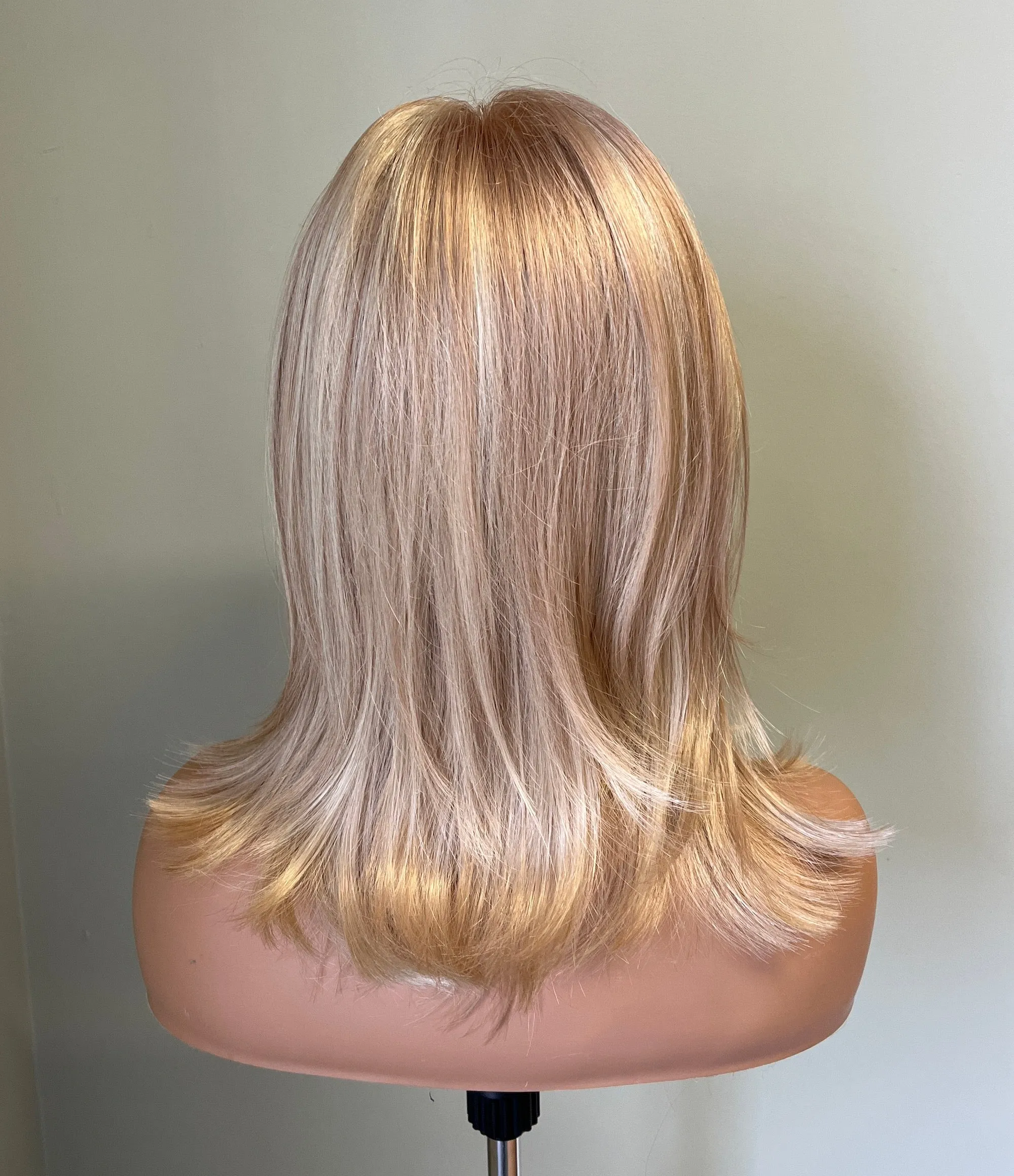 Preloved, Revlon Wigs, Ellie wig | Synthetic fibre | Golden Glaze | Average cap | 17″ length